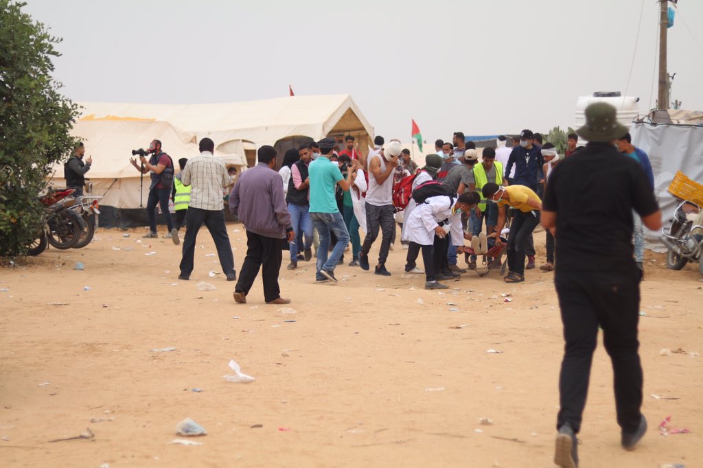 Les Israéliens attaquent les tentes avec des gaz lacrymogènes, nous sommes à des centaines de mètres.