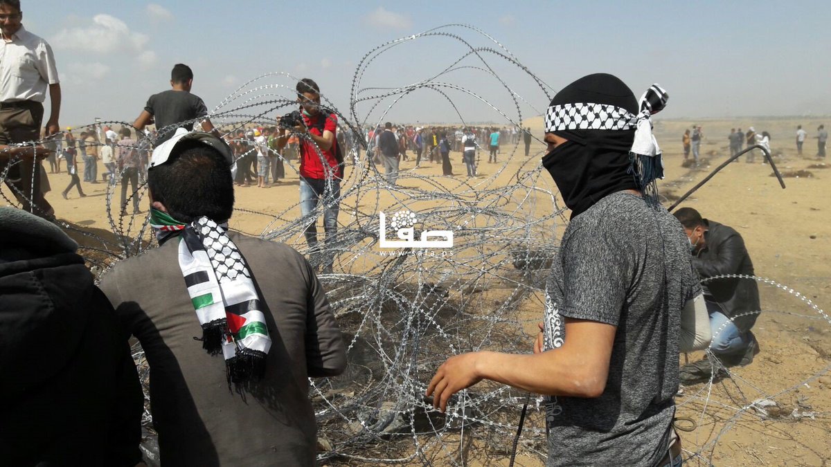 Le palestinien a été blessé à la tête par des soldats israéliens près de la barrière de Gaza. Des manifestants antérieurs ont réussi à retirer un morceau du barbelé que l'armée israélienne avait placé à l'intérieur de Gaza. Femmes et enfants sont parmi les blessés - Médias palestiniens