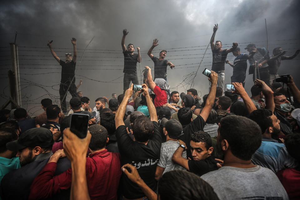 Photo: rioters removing parts of barbed wire in Eastern Gaza Strip. Photograph by Ali Jadallah