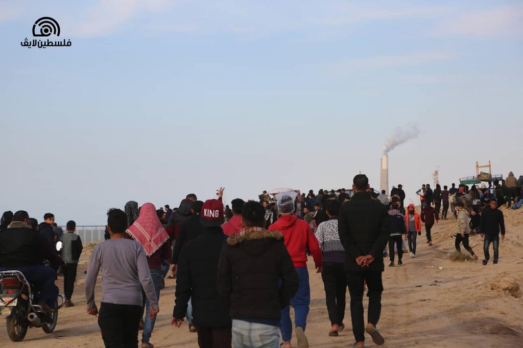 Pictures of the influx of citizens to the beach of Beit Lahia near Zikim to participate in the 23rd maritime march entitled We will not raise the white flag before the siege ends