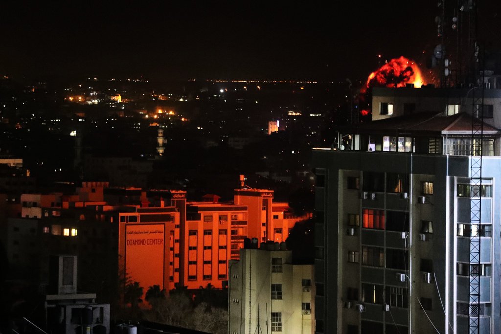 Moment when warplanes targeted building in the center of Gaza City