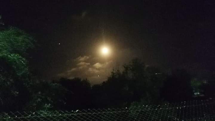 Israeli army launch flares near the security fence east of Abasan. Gunfire also reported in the area.