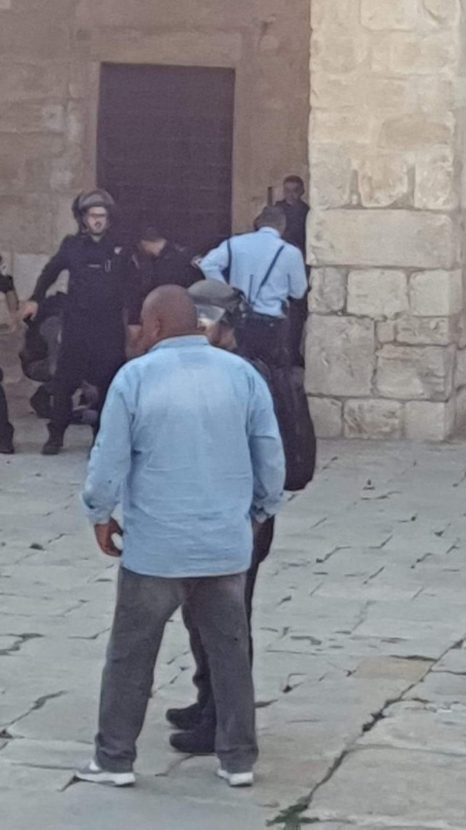 A policeman was stabbed at the doors of Al-Aqsa Mosque