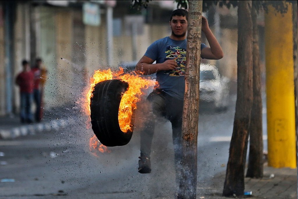 Photos from clashes this afternoon between Palestinians and Israeli army forces in Hebron and Beit Dajan
