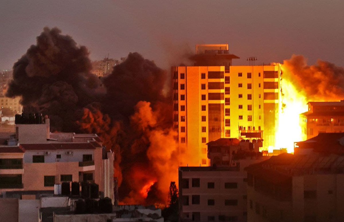 Pictures: The moment of bombing the Hanadi tower, west of Gaza City, by warplanes
