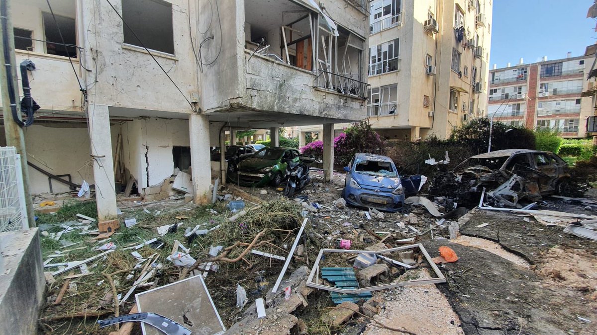 Aftermath of the rocket impact and fire in Petah Tikva. Some 20 people were evacuated to hospital in light condition.  (Photos: Meshi Ben Ami)