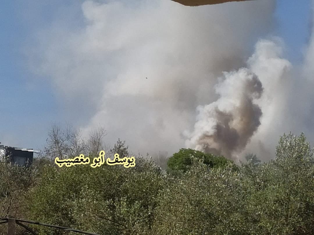 Artillery pictures continue to fire smoke shells towards the lands of the citizens in Khuza'a and al-Qarara, east of Khan Yunis
