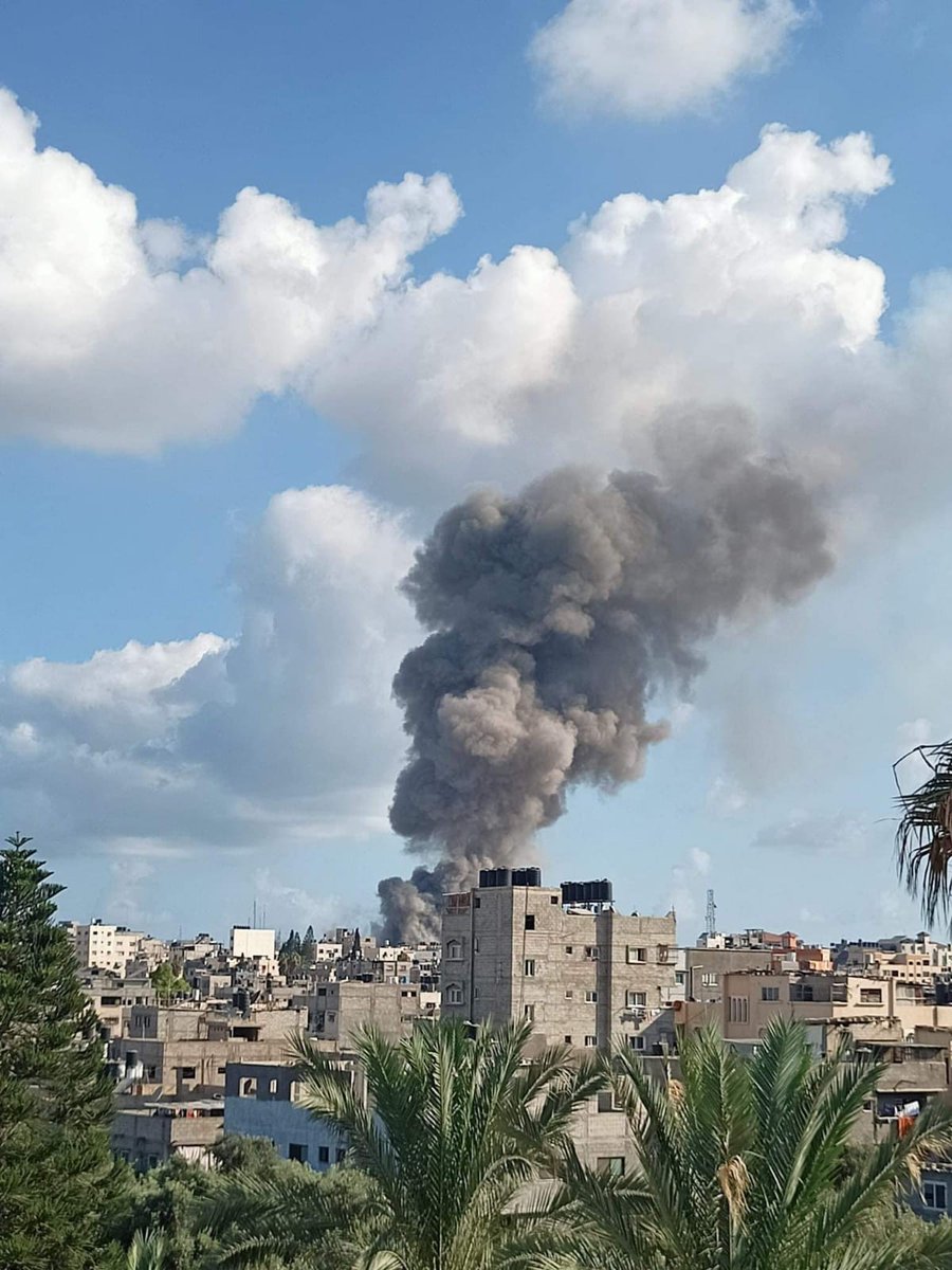 Video shows the moment of the explosion in Gaza City, apparently caused by a gas cylinder fire. 1 dead, 10 wounded according to reports