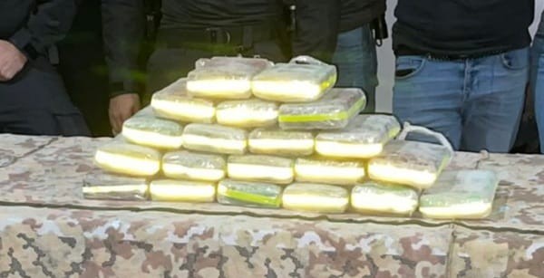 Police say officers foiled a drug smuggling that originated from the border with Egypt. A 25-year-old Bedouin suspect was arrested on Route 80 following a lengthy chase, with 24kg of cocaine