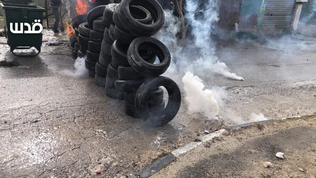 Pictures: Clashes between youths and forces amid heavy firing of tear gas canisters after closing the entrances to the village of Burqa in Nablus.