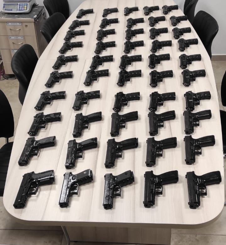 Israeli army and police say troops foiled a weapons smuggling attempt on the Jordan border. 50 pistols seized