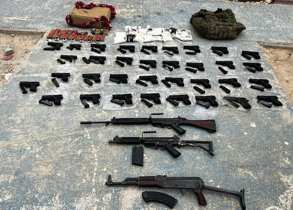 Last Friday, police and Israeli army foiled a large weapons smuggling on the Jordan border. 2 Bedouin suspects arrested, and 34 handguns, 2 assault rifles, a sniper rifle, ammunition and a number of bags containing drugs were seized