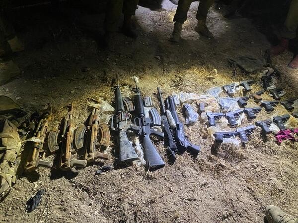 Israeli army and police foiled a weapons smuggling from Jordan overnight. 30 firearms seized, one suspect arrested