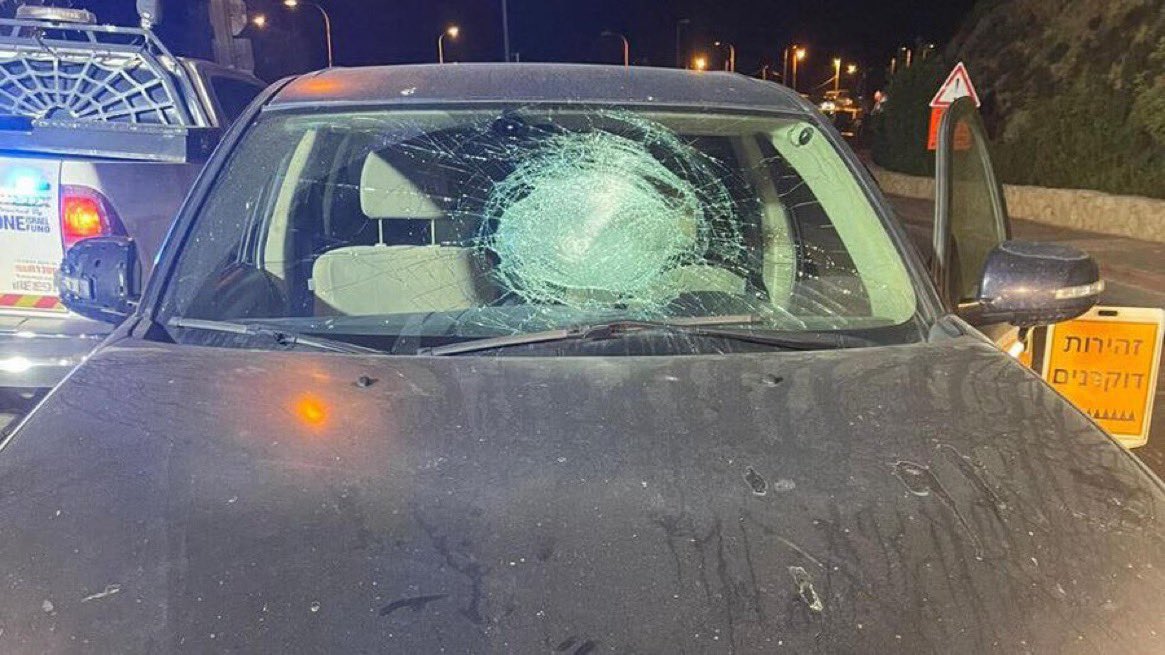 Three vehicles were stoned in Binyamin, Israel, a young woman was lightly injured