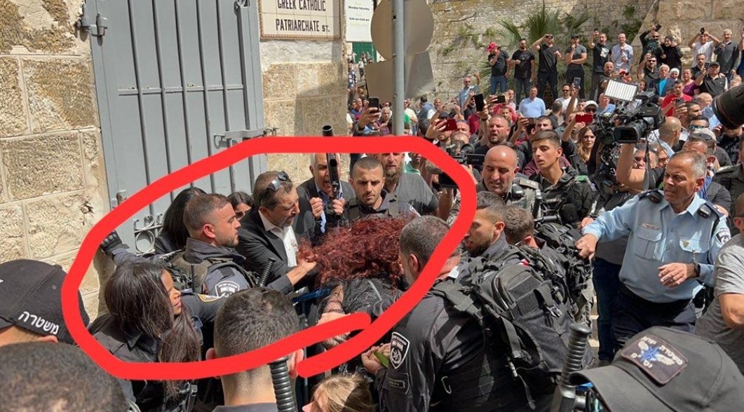 A group of ISF elements at Jaffa Gate seen assaulting @LanaKamleh, a Palestinian female journalist from Jerusalem City during the funeral procession of Shireen Abu Aqla