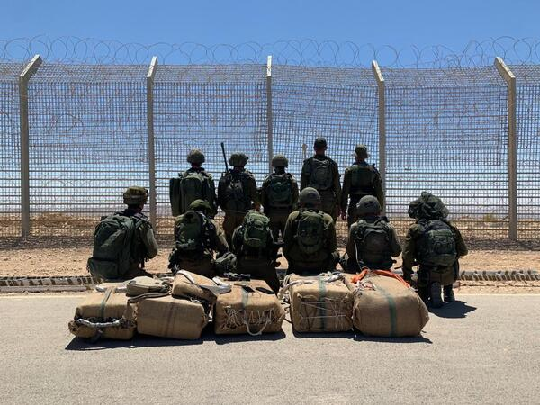 Israeli army says troops foiled a drug smuggling attempt on the Egyptian border. 105kg worth NIS 1 million seized, the military says. One suspect also arrested