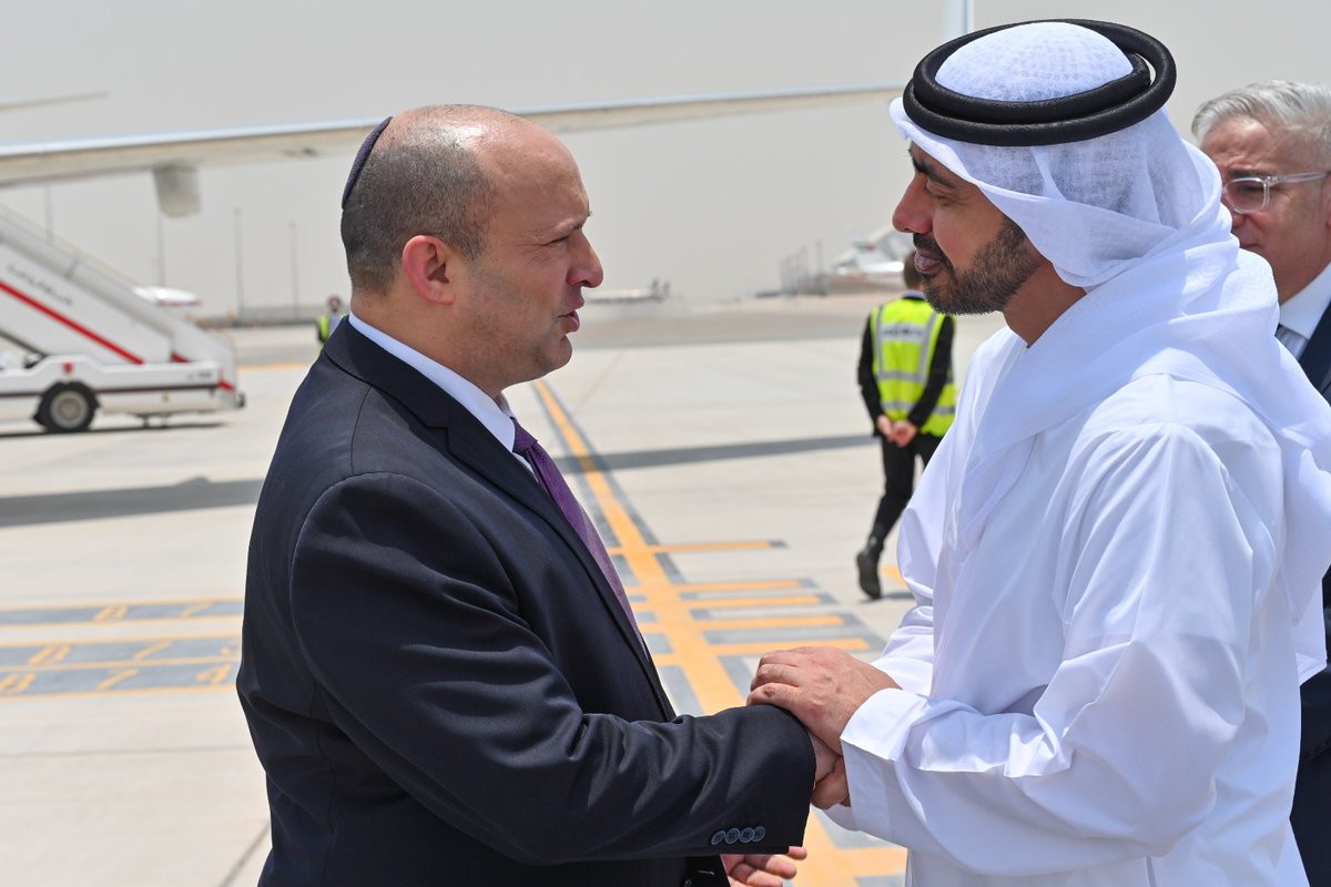 Israeli Prime Minister Naftali Bennett arrived on Thursday in Abu Dhabi on a surprise visit. He will meet the new President @MohamedBinZayed. Emirati foreign minister @ABZayed welcomed Bennett at the airport