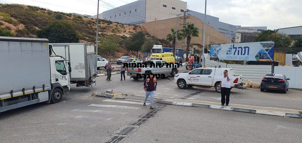 Stabbing attack at Ariel Industrial Zone NW Salfit City. Injuries reported among Israelis including serious injuries.  The Palestinian assailant was shot dead
