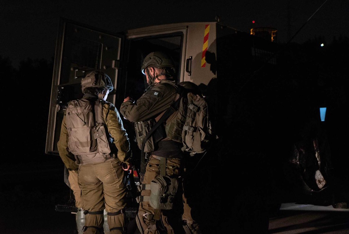 Ізраїльська армія повідомляє, що війська затримали 19 розшукуваних палестинців під час нічних рейдів на Західному березі річки Йордан; вилучили гвинтівку М16 у Хевроні. Міністерство охорони здоров'я Пенсильванії повідомляє, що 14-річний важко поранений під час обстрілу ізраїльської армії в Дейше. Ізраїльська армія каже, що війська вели вогонь по підозрюваних, які кидали каміння та коктейлі Молотова