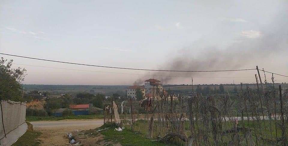 قوات  تطلق النار وقنابل الغاز تجاه البان المتظاهرين في منطقة ملكة شرق مدينة غزة