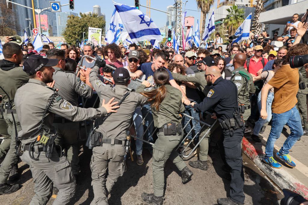 Pictures of confrontations between Israeli forces and demonstrators in Tel Aviv, in protest against judicial reforms that the Netanyahu government intends to approve