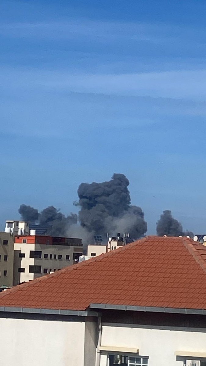 Local sources: Planes launch violent raids on the Gaza Strip