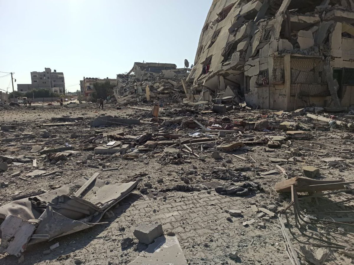 صور  خاص شهاب آثار الدمار الذي حل بالابراج السكنية في مدينة الزهراء وسط القطاع ، جراء قصف طائرات  الحربية.