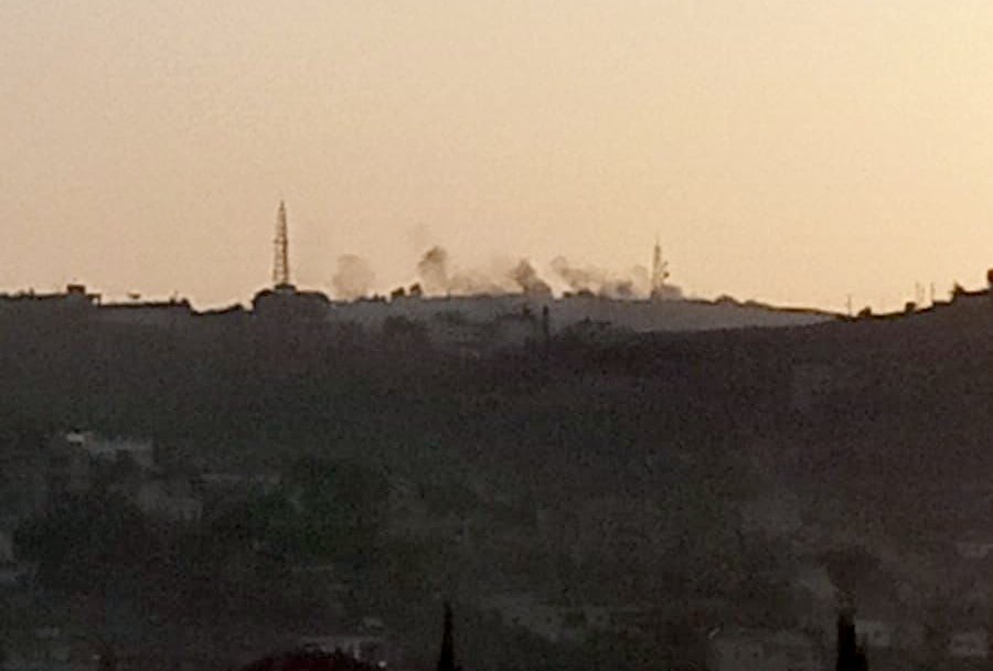 الدخان يتصاعد من ثكنة برانيت الإسرائيلية أثناء إستهدافها بقذائف المدفعية والصواريخ