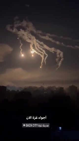 شاهد   قنابل مضيئة بشكل مكثف جنوبي مدينة غزةشاهد   