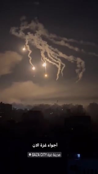 شاهد   قنابل مضيئة بشكل مكثف جنوبي مدينة غزةشاهد   
