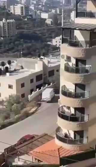 Israeli special stormed the Batn al-Hawa neighborhood in Ramallah a short while ago.