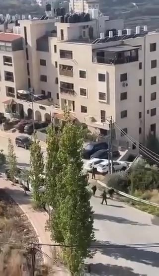 Israeli special stormed the Batn al-Hawa neighborhood in Ramallah a short while ago.