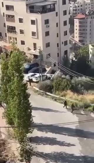 قوة خاصة من جيش الاحـتـلال تقتحم حي بطن الهوى في رام الله قبل قليل