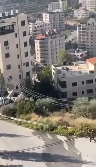 قوة خاصة من جيش الاحـتـلال تقتحم حي بطن الهوى في رام الله قبل قليل