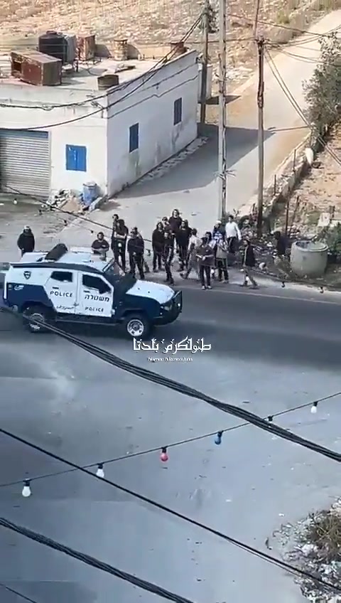Israeli settlers, protected by security forces, storm the village of Jit