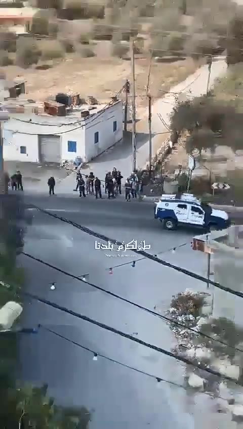 Israeli settlers, protected by security forces, storm the village of Jit