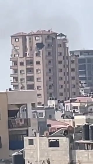 لحظة قصف مكتب وكالة الصحافة الفرنسية وعدداً من المكاتب الصحفية في مدينة غزة