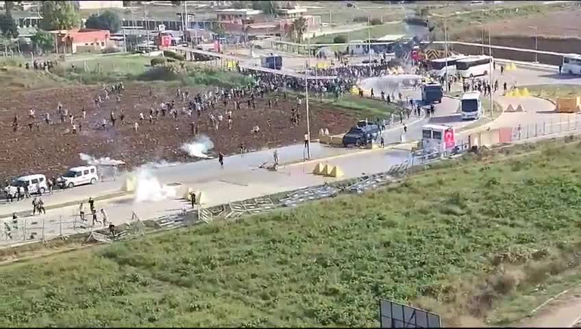 More and more protestors are reaching the demonstration area in front of Incirlik US base in Turkey. Those who seek to storm the base continue to charge through a field towards the gates