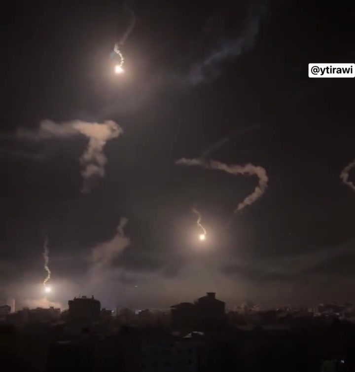 مشاهد جديدة.. الاحــتــلال يواصل إطـلاق قـنـابـل ضوئية بكثافة في أجواء غزة.
