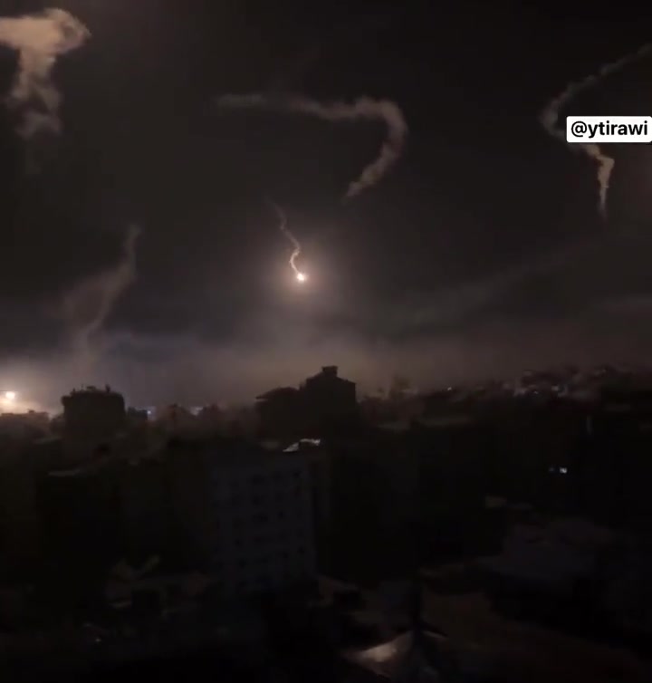 مشاهد جديدة.. الاحــتــلال يواصل إطـلاق قـنـابـل ضوئية بكثافة في أجواء غزة.