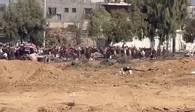 Civilians pass through the evacuation corridor the Israeli army opened for civilians in northern Gaza to move southwards