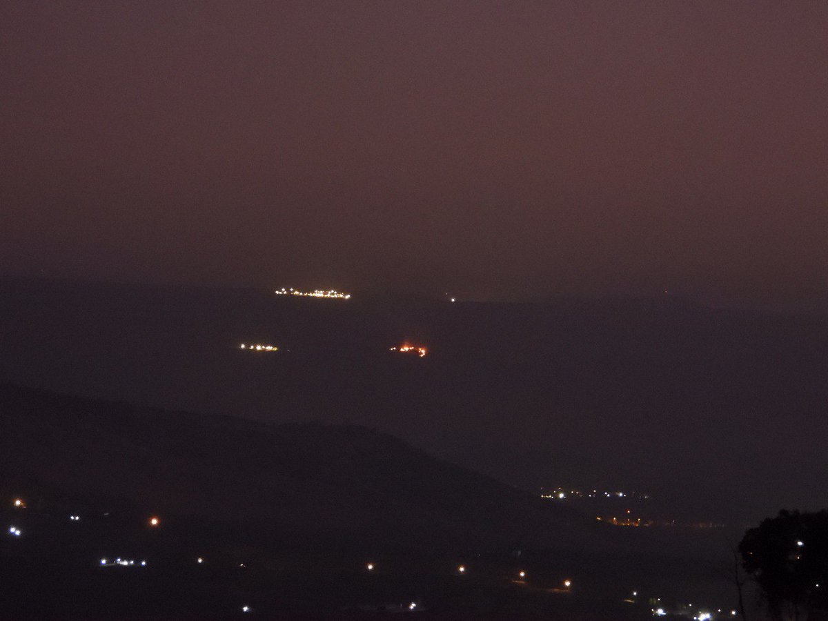 فرق الإطفاء إسرائيلية تحاول إخماد الحريق الذي إندلع في سفوح الجولان المقابلة للأراضي اللبنانية بعد سقوط الصواريخ على مرابض مدفعية العدو في المنطقة