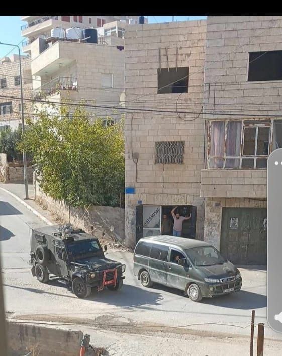 Two young men were injured by bullets from the Israeli security forces during confrontations in Bethlehem after a house was besieged.