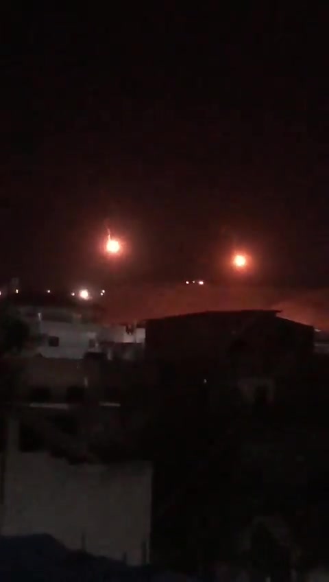 شاهد جيش  يطلق قنابل إنارة في سماء مخيم عقبة جبر.شاهد 