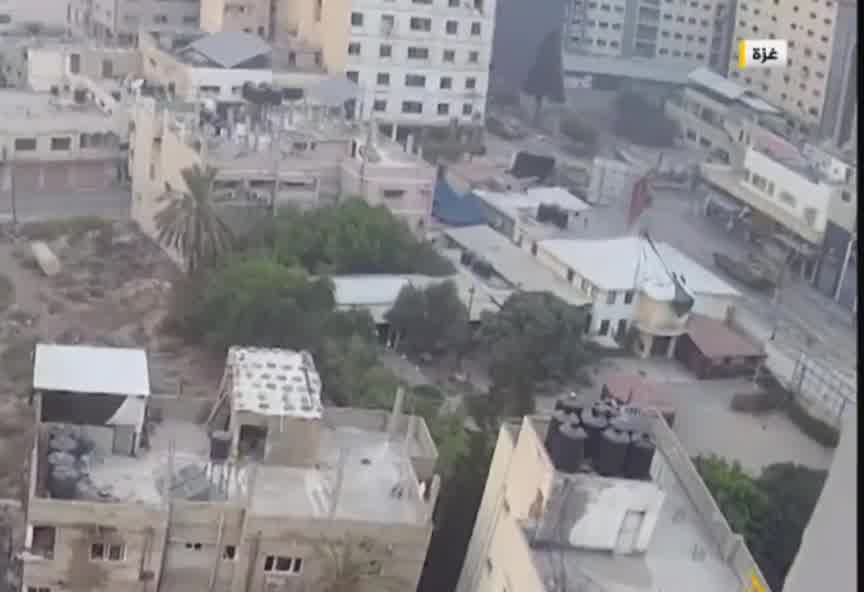 لحظه استهداف أحد الدبابات بقذيفة مضادة في غزة