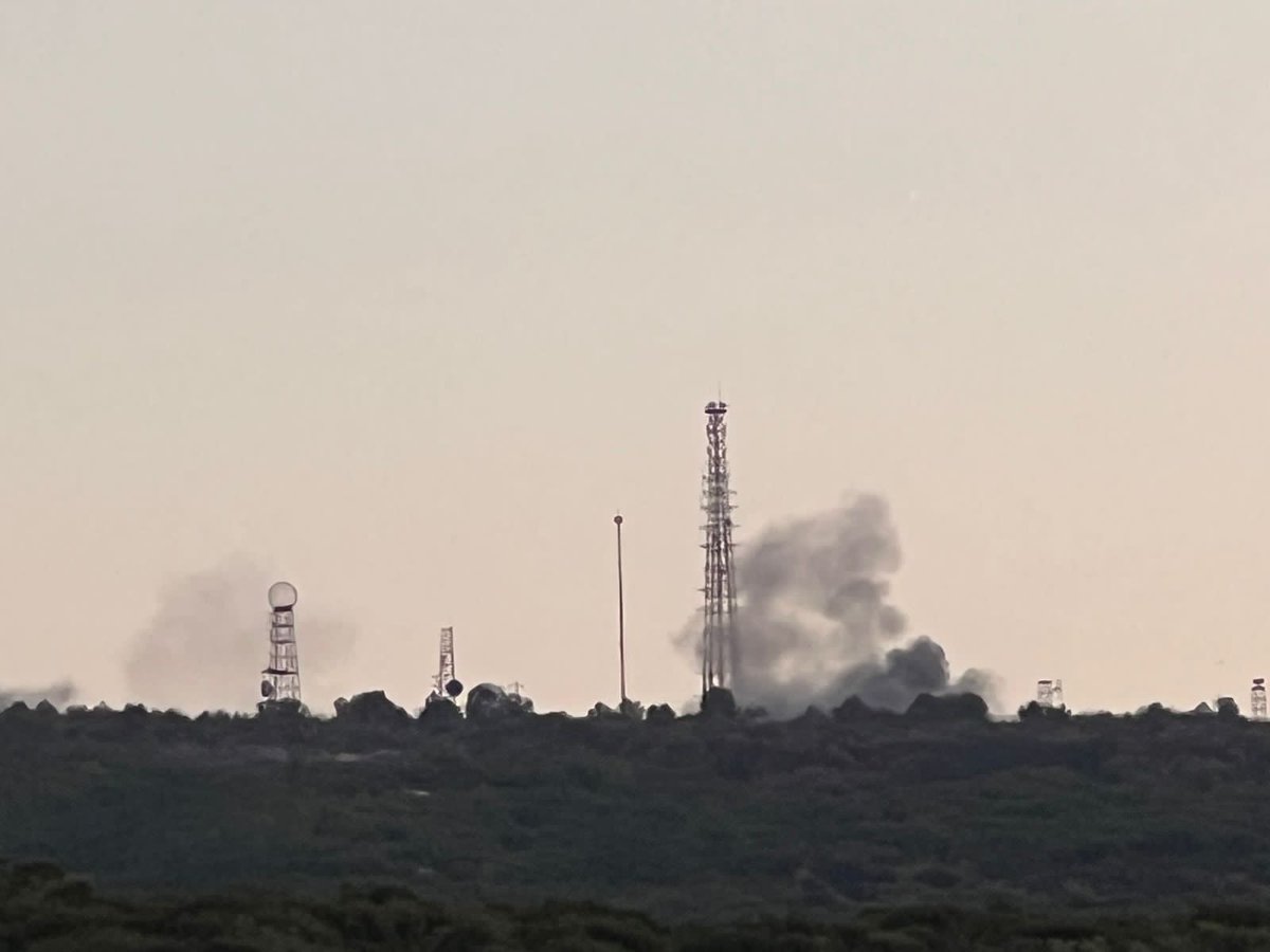 الدخان يتصاعد من موقع جلّ العلام إسرائيلي مقابل الناقورة أثناء استهدافه بالصواريخ