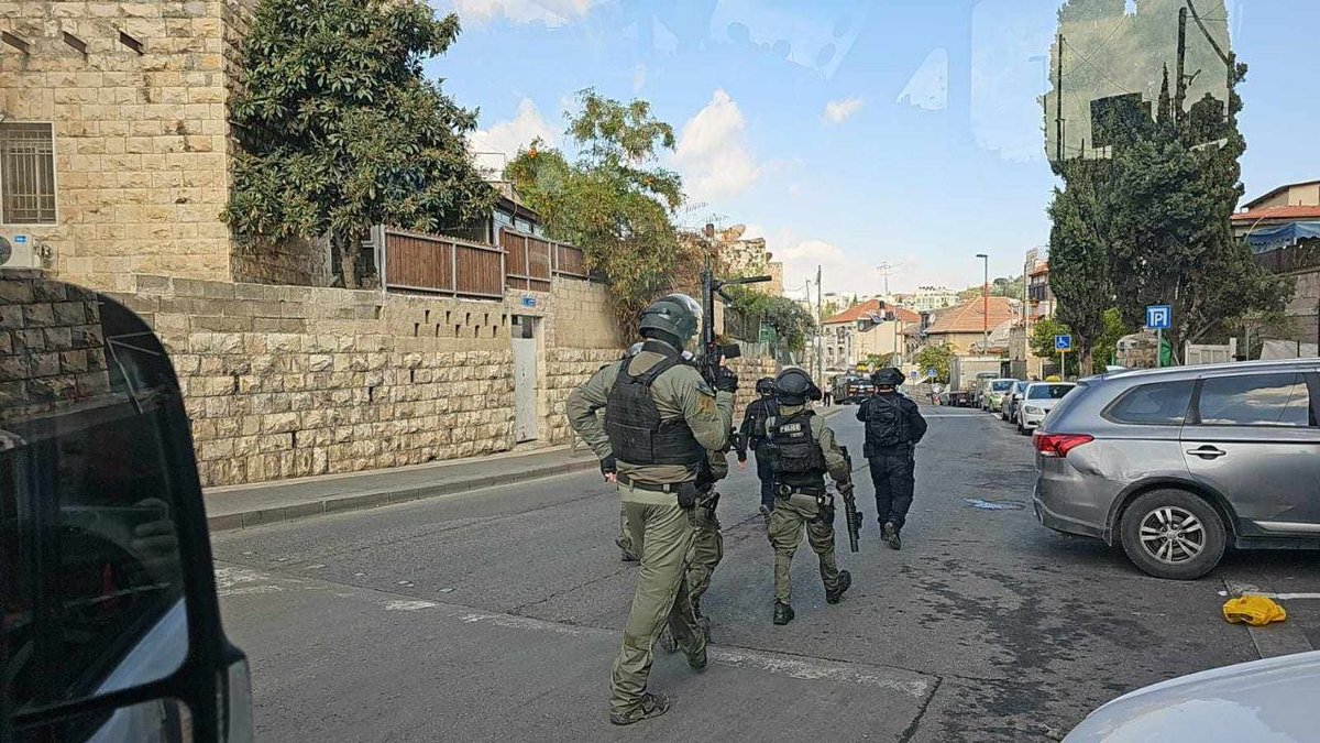 Police dispersed worshipers in Wadi al-Joz in Jerusalem who tried to reach the Al-Aqsa Mosque.