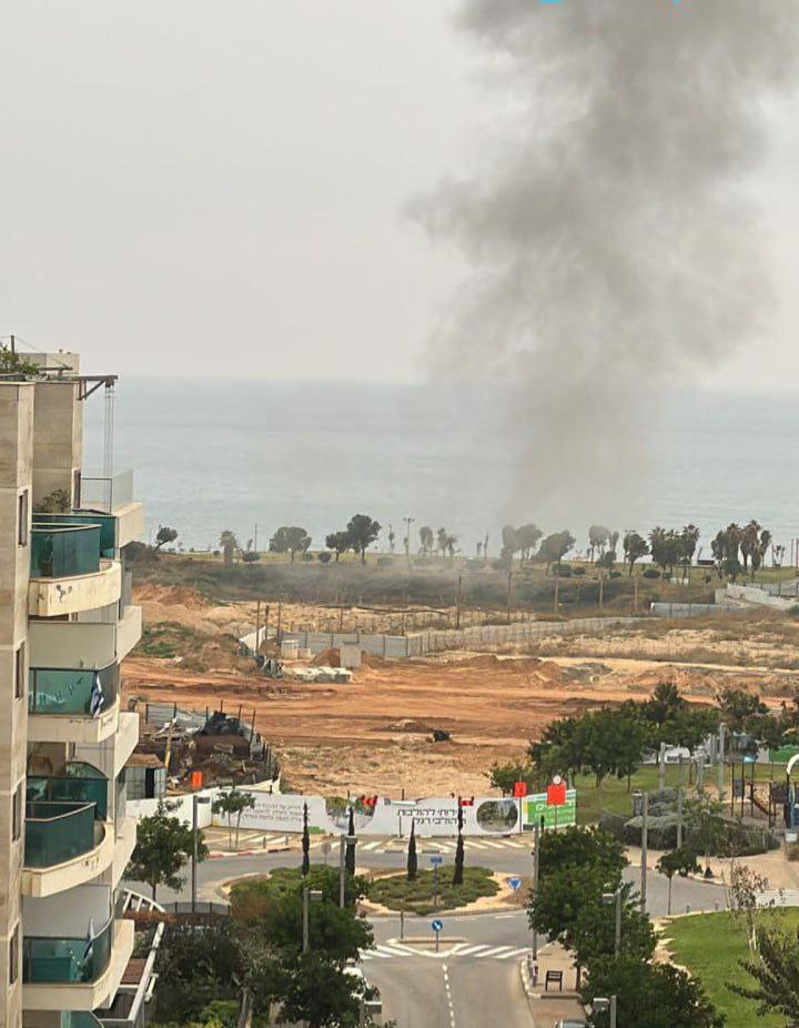 لحظة سقوط صواريخ على تل_أبيب