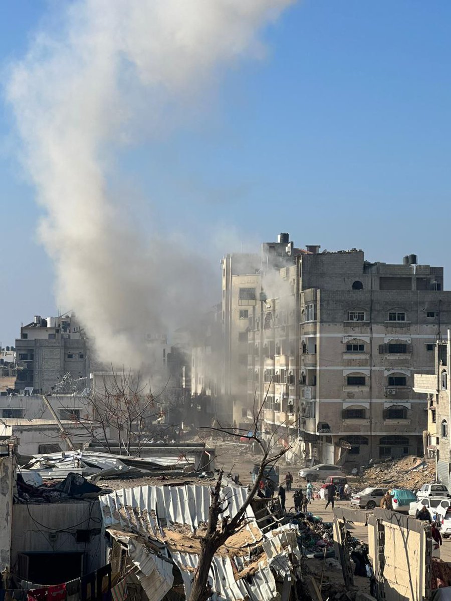 مصادر صحفية:  يستهدف منزلاً قرب مجمع الشفاء في غزة بقذيفة مدفعية