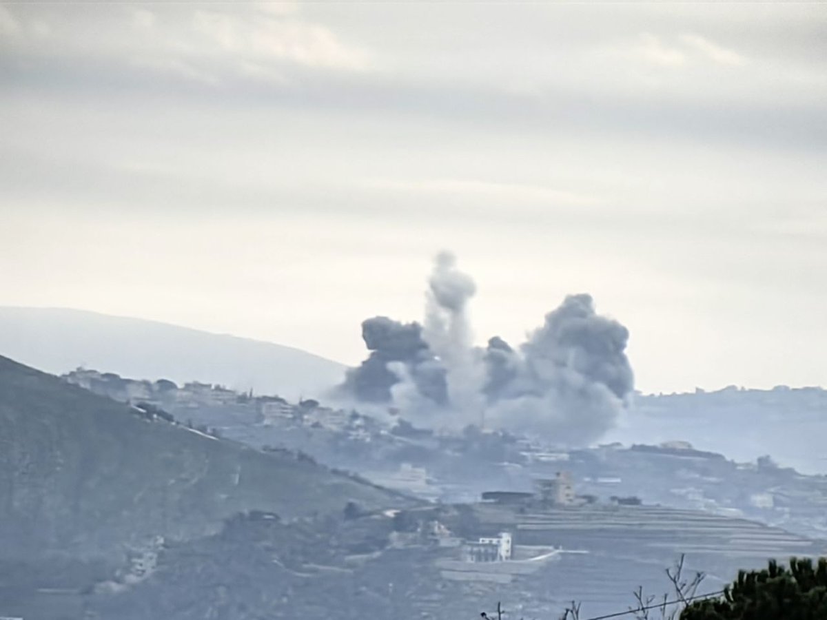 Israeli warplanes carried out a violent air strike with four missiles on the town of Markaba